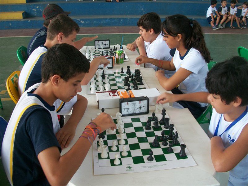 Tricampeão brasileiro de xadrez participa de jogo simultâneo com alunos,  pais e educadores em Porto Alegre