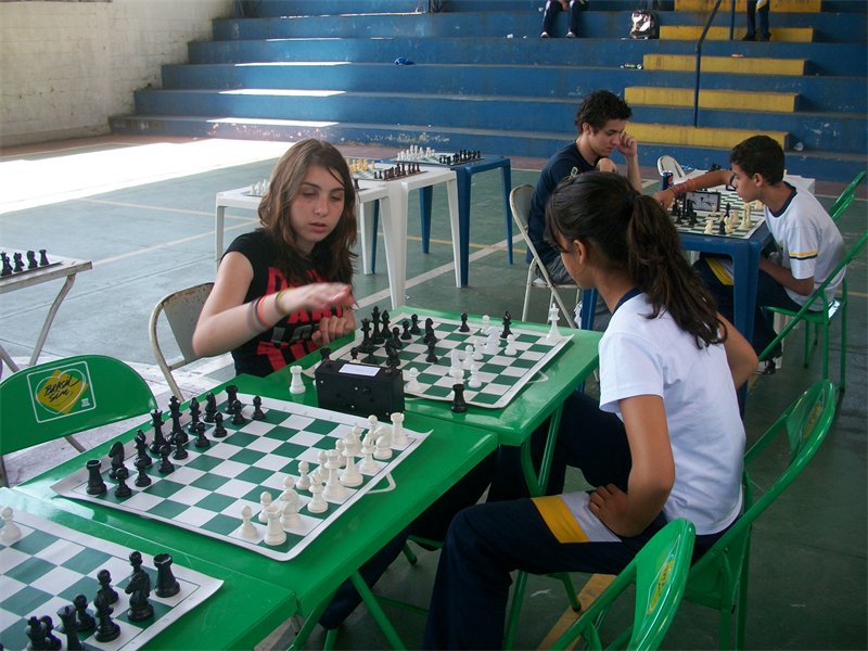 Tricampeão brasileiro de xadrez participa de jogo simultâneo com alunos,  pais e educadores em Porto Alegre